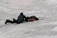 Спасатели помогли рыбаку, упавшему в воду