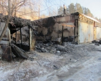 Огнем уничтожены три гаража на второй автоплощадке