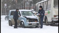 Инспекторы ГИБДД в снегопады призывают к осторожности