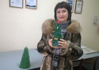 Новогоднее дерево в технике «канзаши» принесла в телерадиокомпанию участница конкурса «Елки - 2016»