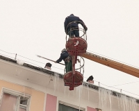 Коммунальщики чистят крыши от сосулек