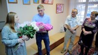 Электрохимический завод поздравил родителей малышей, которые родились в один день с ЭХЗ