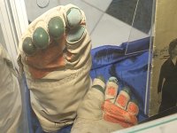 В музейно-выставочном центре хранятся перчатки космонавта
