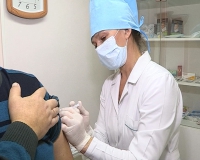 Выездные бригады медиков ставят прививки против гриппа без отрыва от производства