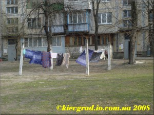 Жильцы двухэтажных домов на улицах Мира и Дзержинского просят вернуть сушилки во дворах