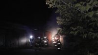 Пожарные устанавливают причину возгорания в гаражном боксе