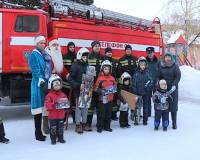 В социальный приют дед Мороз и Снегурочка приехали на пожарной машине
