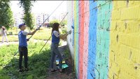 Школьники  покрасили  трансформаторную будку во дворе Ленина,35