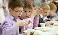 Возможность сохранения бесплатного питания для отдельных категорий школьников обсудили в администрации