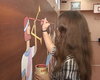 Воспитанники художественной школы украсили спортивный зал детского дома