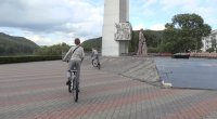 Горожане жалуются на велосипедистов, которые катаются на памятниках
