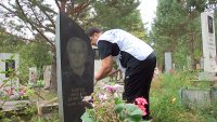 Активисты партии "Единая Россия" провели субботник на старом кладбище