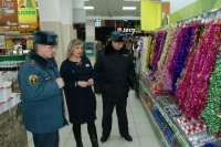 Инспекторы Госпожнадзора и полицейские проверили торговые точки