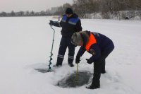 Спасатели измерили толщину льда на реке Кан