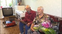 Работники Центра соцобслуживания поздравили пару с 55-летним семейным стажем