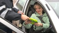 Сотрудники Госавтоинспекции дарили водителям светоотражающие жилеты