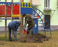 Во дворе Комсомольской 12а демонтируют  детский игровой комплекс