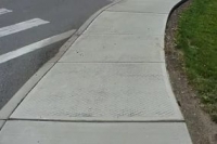 В Октябрьском прокладывают тротуар для пешеходов