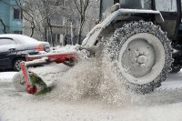Дорожники вывели на улицы дополнительную снегоуборочную технику