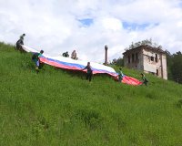 Сегодня трудовой отряд главы города   разместил российский флаг возле водонапорной башни