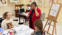 Автор выставки "Разумные меньшие" Ирина Маковеева проводит мастер-классы в Зеленогорске