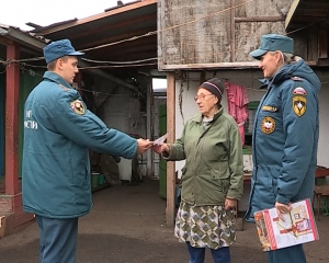 Пожарные проверяют печи в частных домах