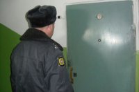 Сотрудникам ГЖКУ пришлось обращаться за помощью полицейских, чтобы попасть в квартиру