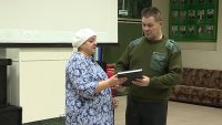 Маме погибшего солдата вручили книгу памяти Красноярского края
