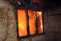 Пожарные устанавливают причину возгорания дома в Орловке
