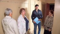 Жители Парковой, 16 всем подъездом страдают от неприятного соседа