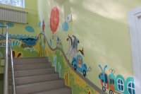 Юные художники завершили оформление лестничного пролёта детской поликлиники