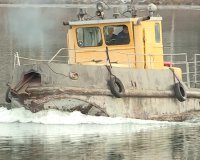 Буксир-ледокол "Иван Поддубный" начал колоть лед реки Кан в районе Красноярской ГРЭС-2