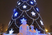 Главную елку в городском сквере сегодня подключают к новогодней иллюминации