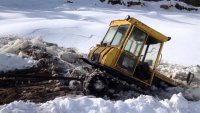 Пиление льда на Барге завершилось ЧП – трактор провалился под лёд