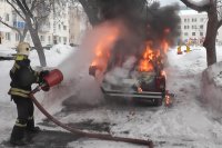 Во дворе Мира, 3 сгорел автомобиль ВАЗ-2104