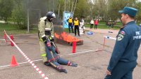 Пожарные переворачивали шины и тянули многотонный автомобиль в соревнованиях по кросс-фиту