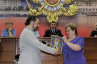 Икону Остробрамской Божией Матери передали в дар храму полицейские