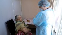 В социальном общежитии медики вакцинировали пожилых зеленогорцев