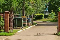 В детских садах и школах Зеленогорска избавляются от клумб из использованных автопокрышек