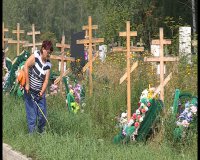Посетительница кладбища у Сибволокно возмущена зарослями травы