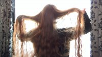 Обладательница одних из самых длинных волос в Зеленогорске работает в молодёжном центре