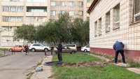 На Энергетиков,2 и 4 приступили к установке шлагбаумов