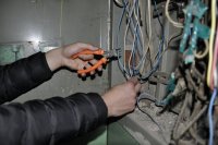 Неизвестные повредили провода в двух подъездах Бортникова, 18