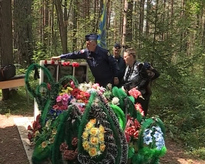 Сегодня, в   День ВВС,  возложили венки на могилу летчиков