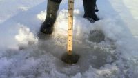 Специалисты проводят мониторинг снежного покрова и толщины льда на реках