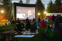 Кино на лужайке – проект Молодежного центра набирает популярность среди горожан