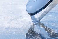 Неровности льда создают проблемы на катке стадиона «Труд»