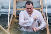 Около тысячи горожан приняли участие в крещенских купаниях