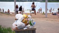 Урны на озере-парке не справляются с количеством мусора
