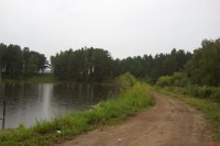 Дамба на озере в Усовке дала трещину